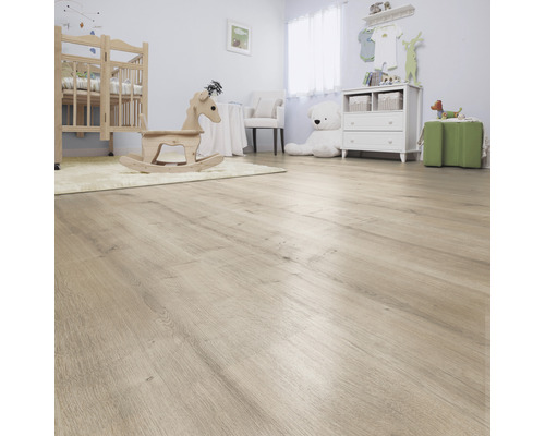 Heller Holzboden in einem Kinderzimmer mit Kinderbett, Schaukelpferd und Spielzeugkommode