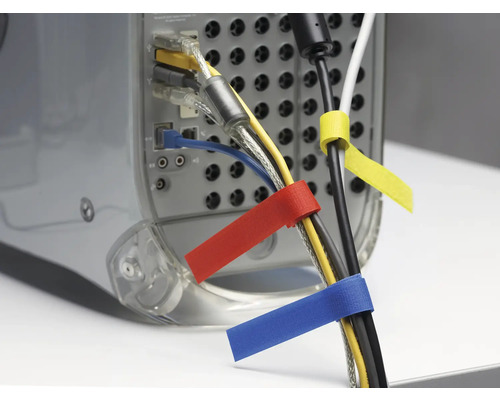 Kabelmanagement mit farbigen Klettbändern an einem Computer