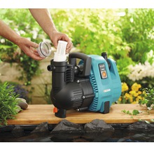 Gartenpumpe wird mit Filter installiert