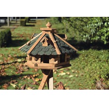Vogelhaus aus Holz mit Ständer im Garten.