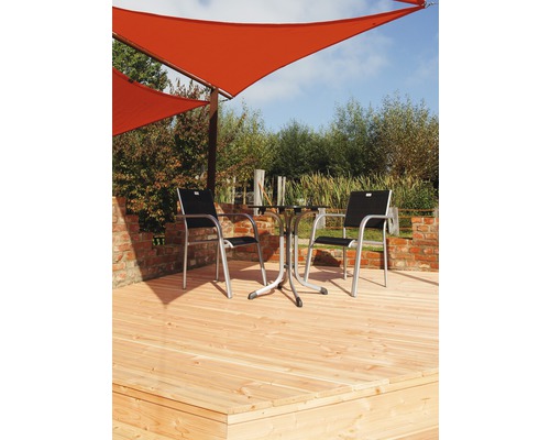 Terrasse mit Sonnensegel, Tisch und Stühlen im Garten