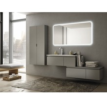 Modernes Badezimmer mit Waschtisch, Spiegelschrank und Handtüchern