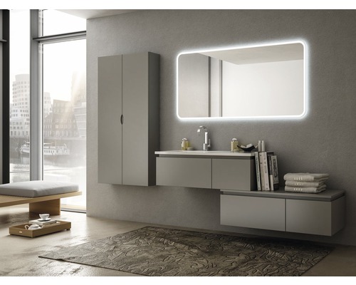 Modernes Badezimmer mit Waschtisch, Spiegelschrank und Handtüchern