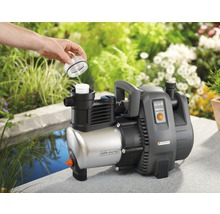 Gartenpumpe mit Hand, die einen Filter einsetzt