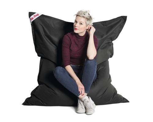 Frau sitzt auf einem schwarzen Sitzsack