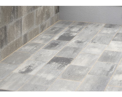 Verlegter grauer Pflasterstein auf einer Terrasse