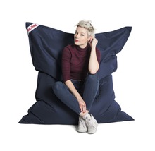 Frau sitzt auf einem Big Bag Sitzsack