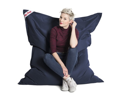 Frau sitzt auf einem Big Bag Sitzsack