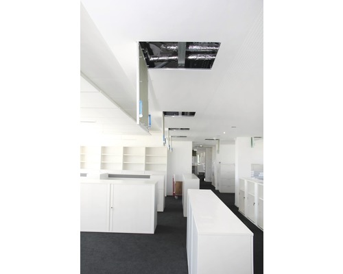 Büroraum mit abgehängter Decke und Lüftungsrohren