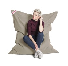 Frau sitzt auf einem Big Bag Sitzsack