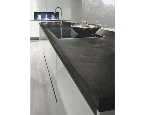 Küchenszene mit Spüle, Kochfeld und Arbeitsplatte