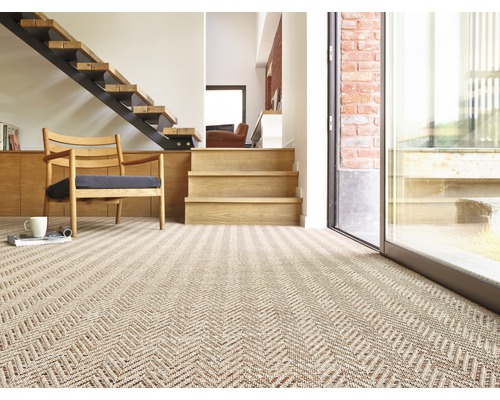 Wohnzimmer mit Teppichboden im Fischgrätmuster, Holztreppe und Stuhl