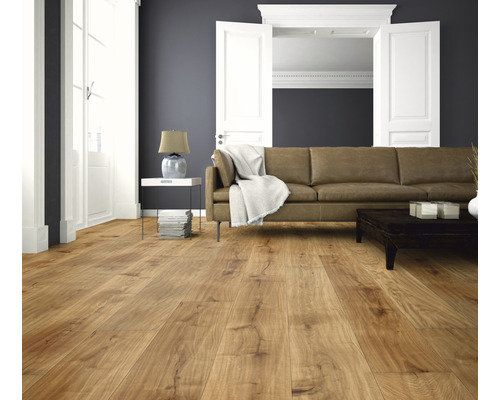 Wohnzimmer mit Holzboden, braunem Sofa und weißen Türen