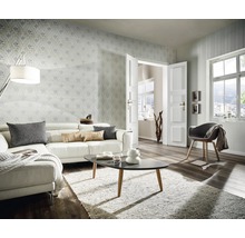 Heller Wohnraum mit Sofa, Teppich, Tapete und Fenster