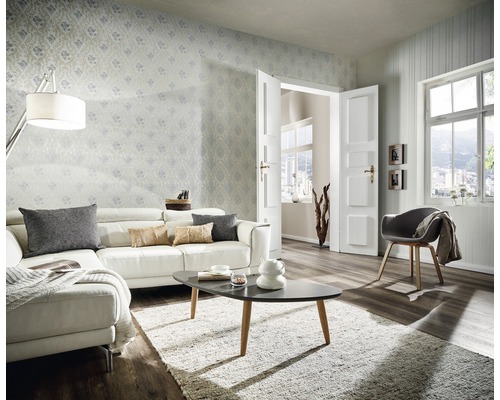 Heller Wohnraum mit Sofa, Teppich, Tapete und Fenster