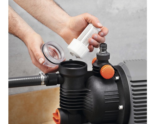 Installation einer Gartenpumpe mit Filter und transparentem Gehäuse