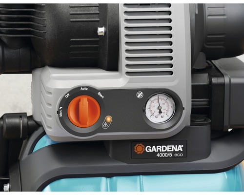 Detail einer Gardena Gartenpumpe 4000/5 eco mit Bedienfeld und Manometer