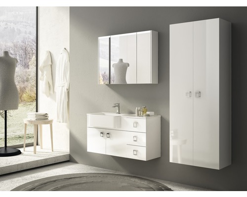 Badezimmer mit Waschtisch, Spiegelschrank und Hochschrank