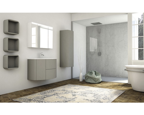 Badezimmer mit Waschtisch, Spiegelschrank, Hängeschrank, Regalen und Dusche
