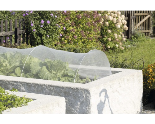 Hochbeet mit Insektenschutznetz im Garten