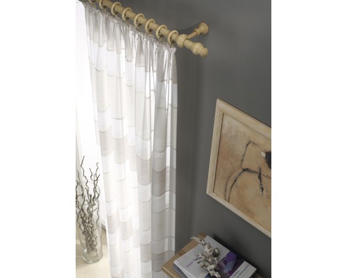 Gardine mit Vorhangstange und Dekorationsgegenständen in einem Raum