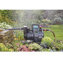 Gartenbewässerung mit einer automatischen Gartenpumpe im Blumenbeet