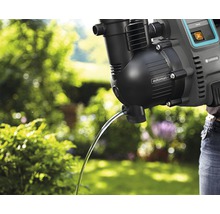 Gardena Hauswasserwerk mit Wasserfluss im Garten