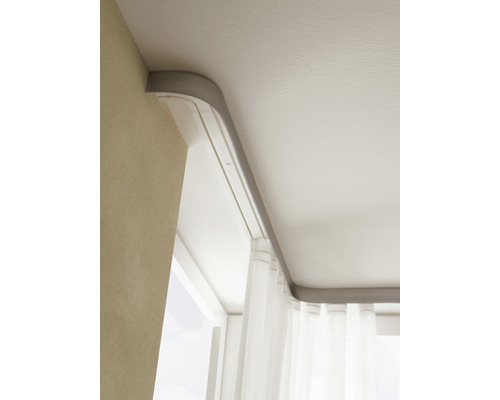 Gardinenschiene an Zimmerdecke und Wand mit Vorhang