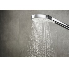 Handbrause mit fließendem Wasser im Badezimmer