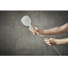Brausekopf mit Schlauch in der Hand