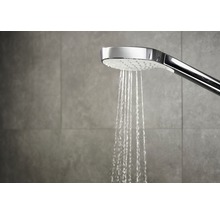 Handbrause mit fließendem Wasser im Badezimmer