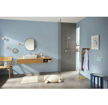 Helles Badezimmer mit Waschtisch, Spiegel, Dusche und Badaccessoires