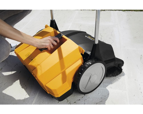 Kehrmaschine mit Behälter in Bedienung