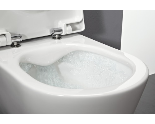 Weißes wandhängendes Tiefspül-WC mit Spülwasser