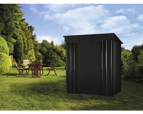 Gartenszene mit Metall Gerätehaus im Garten