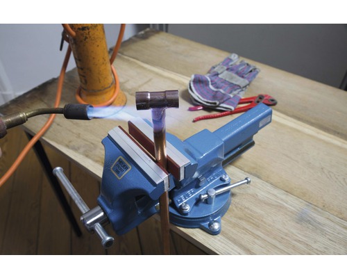 Lötverbinder wird mit einer Lötlampe in einem Schraubstock erhitzt.