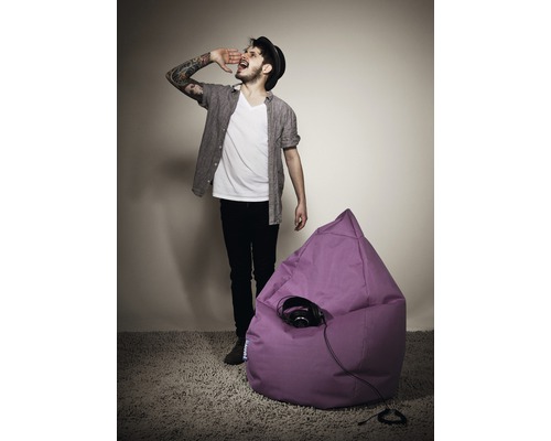 Szene mit einem Mann neben einem lila Sitzsack und Kopfhörern