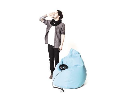 Heller Sitzsack mit Kopfhörern und stehender Person