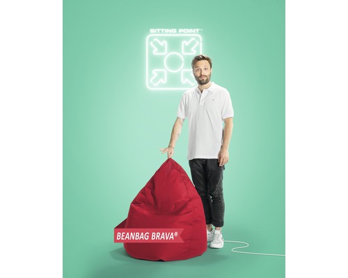 Mann zeigt roten Sitzsack Brava