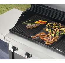 Grill mit Steak, Speck, Gemüse und Kartoffeln auf dem Rost