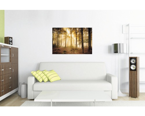 Wohnzimmer mit Sofa, Tisch und Wandbild mit Waldmotiv