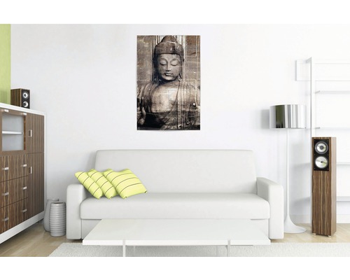 Wohnzimmer mit Sofa, Tisch und Wandbild mit Buddha Motiv