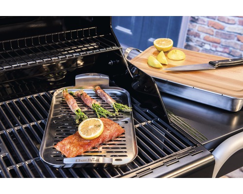 Grill mit Lachs, Spargel im Speckmantel, Zitrone und Schneidebrett