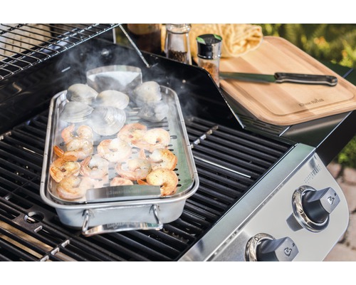 Garnele und Muscheln in einer Grillschale auf einem Grill