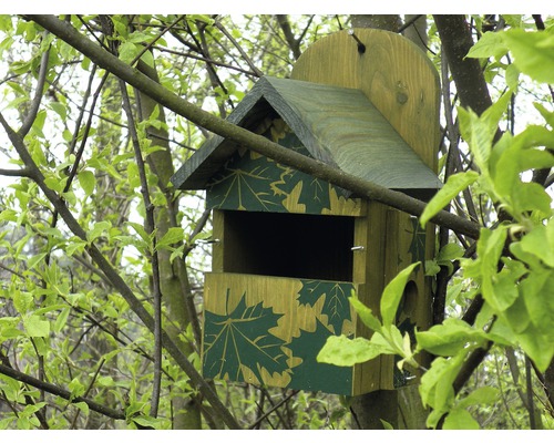 Vogelhaus mit Blätterdekor auf einem Baum