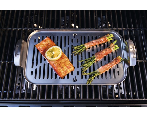 Edelstahlgrillplatte mit Lachs und Spargel auf einem Grill