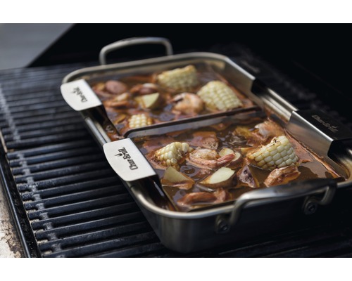 Char-Broil Grillpfanne mit Meeresfrüchten, Mais und Kartoffeln auf einem Grill