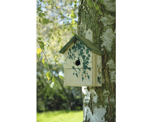 Vogelhaus aus Holz mit Blätterdekor an einem Baum