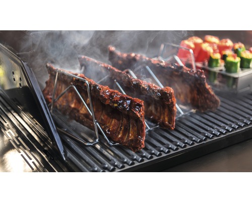 Spareribs im Rippchenhalter auf dem Grill