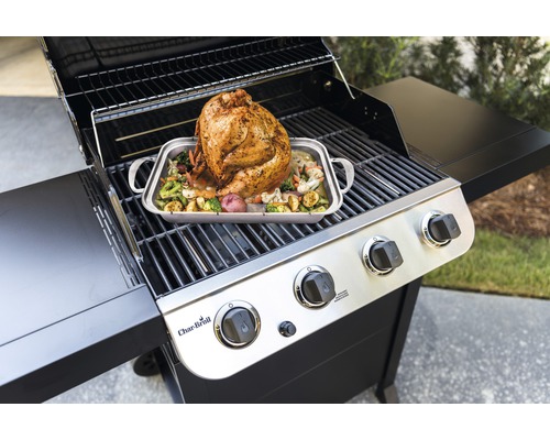 Grill mit gebratenem Truthahn und Gemüse auf einem Tablett